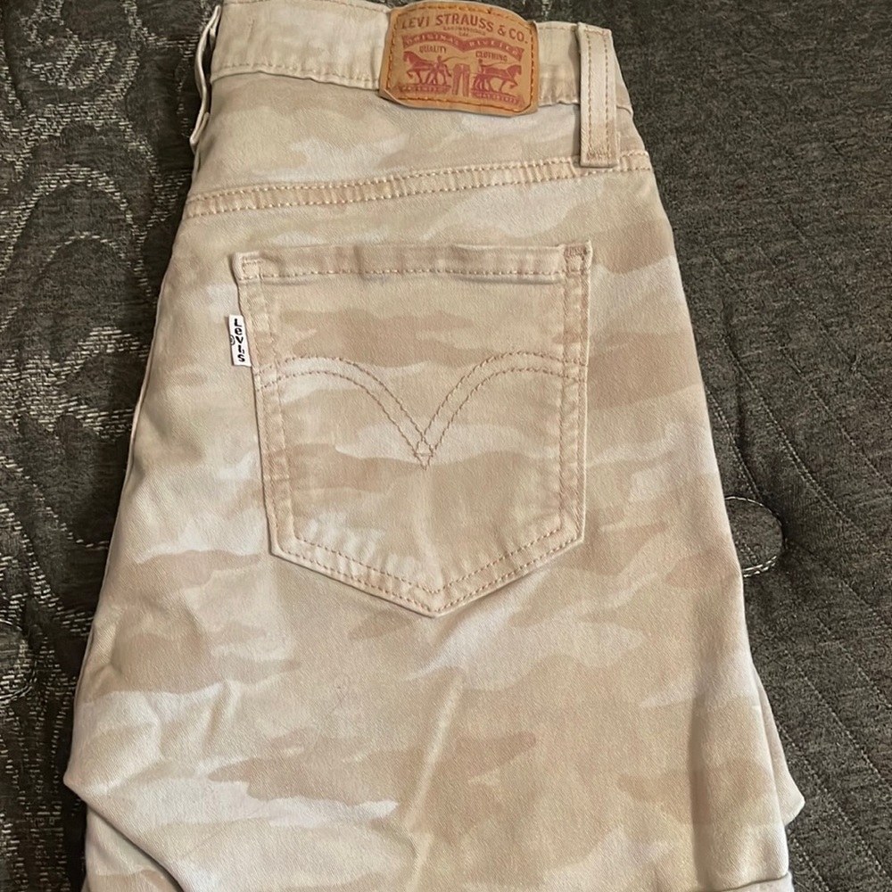 Levi camo shorts